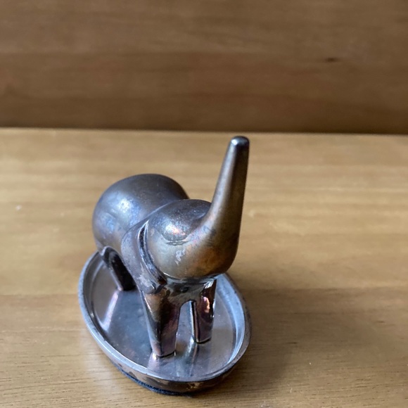 Red Envelope Elephant Ring Holder - Picture 3 of 4